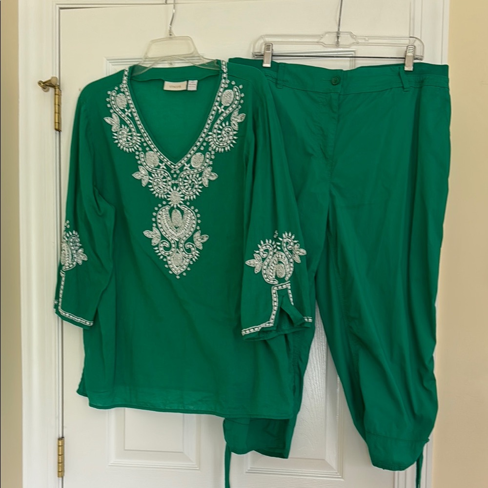Women's Chico's Green Embellished with white Tunic and  Capri Pants Set